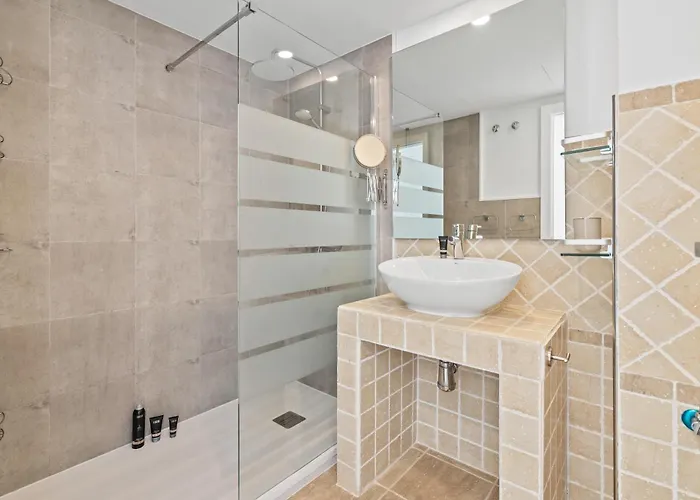 Luxurious Penthouse With Jacuzzi And Panoramic Sea Views 아파트